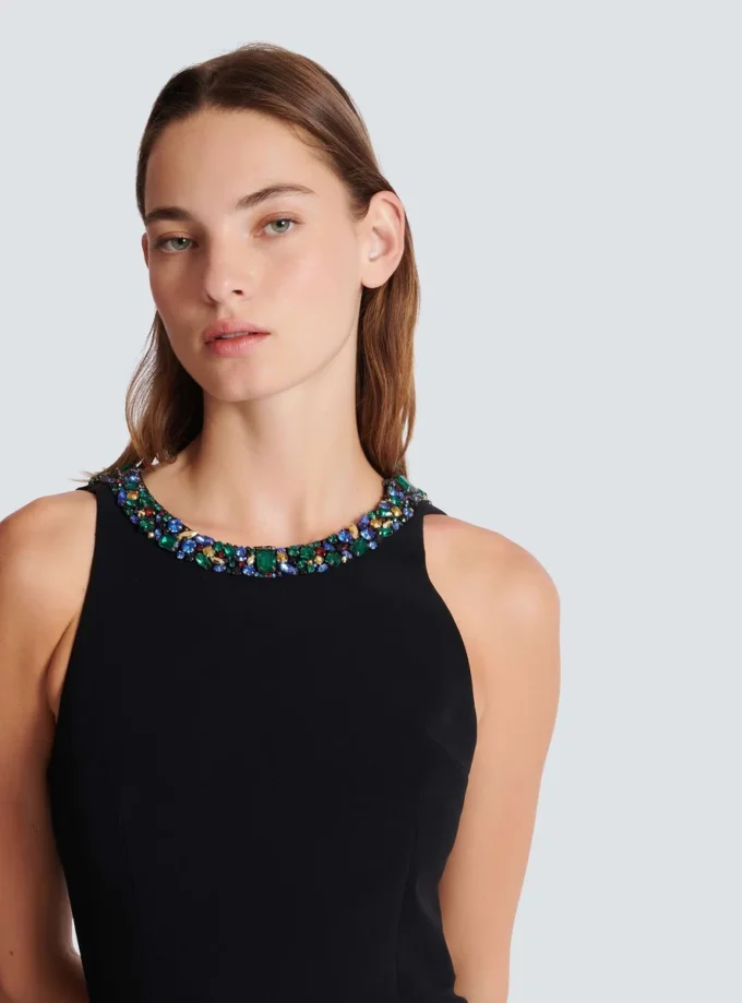 Langes, ärmelloses Kleid aus besticktem Samt Langes, ärmelloses Kleid aus besticktem Samt
