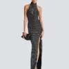 Langes Samtkleid mit Strasssteinen und Neckholder Langes Samtkleid mit Strasssteinen und Neckholder