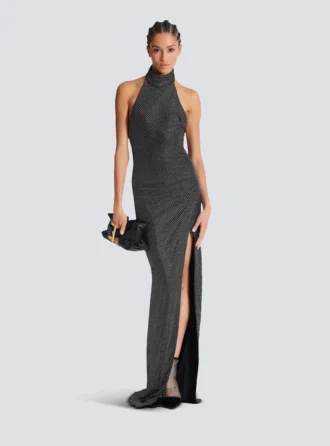 Langes Samtkleid mit Strasssteinen und Neckholder