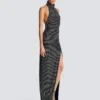 Langes Samtkleid mit Strasssteinen und Neckholder Langes Samtkleid mit Strasssteinen und Neckholder