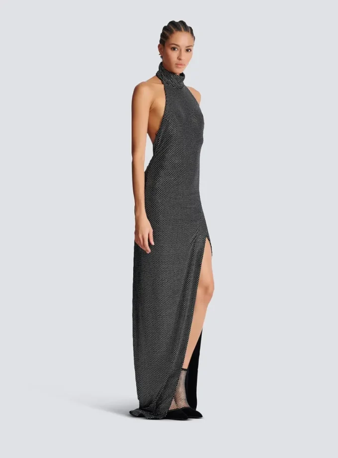 Langes Samtkleid mit Strasssteinen und Neckholder Langes Samtkleid mit Strasssteinen und Neckholder