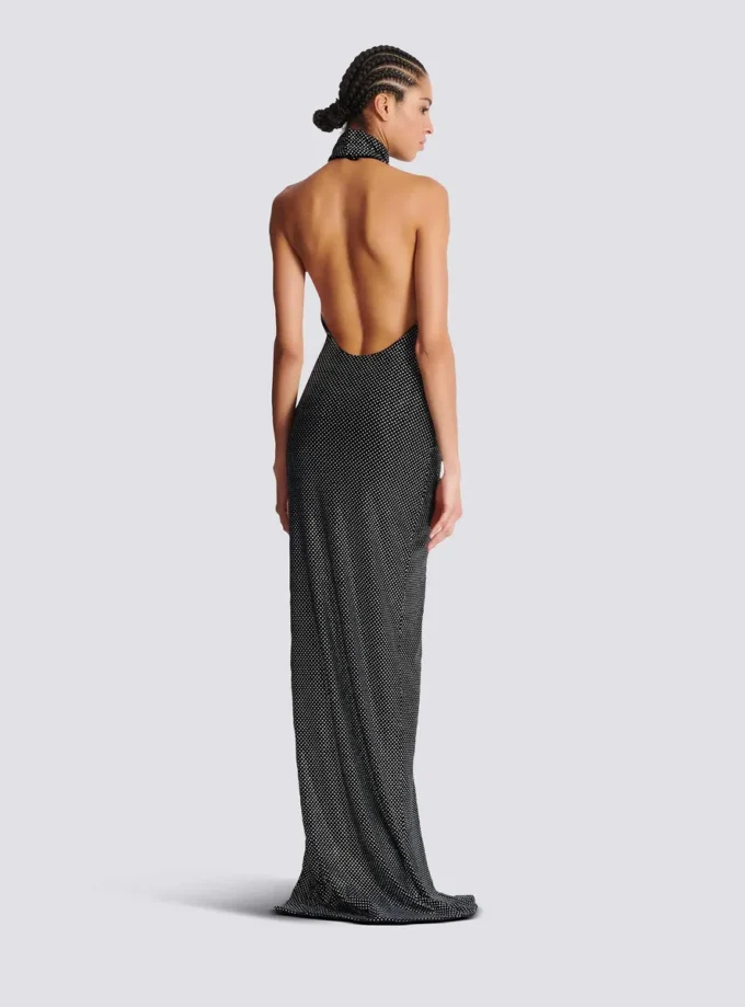 Langes Samtkleid mit Strasssteinen und Neckholder Langes Samtkleid mit Strasssteinen und Neckholder