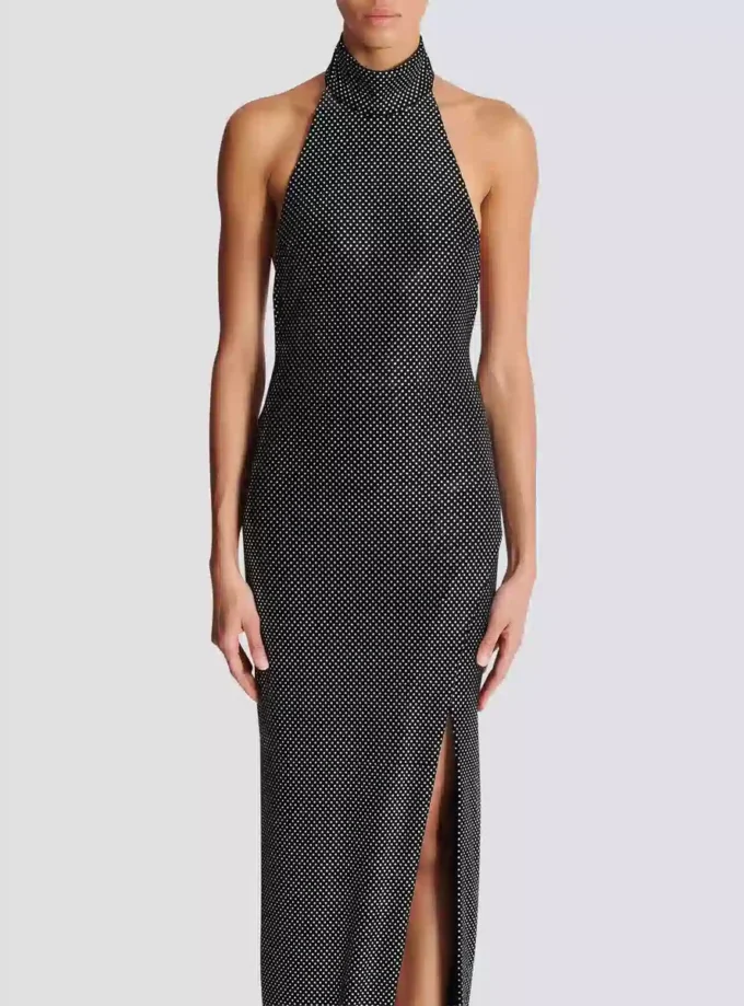 Langes Samtkleid mit Strasssteinen und Neckholder Langes Samtkleid mit Strasssteinen und Neckholder