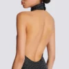 Langes Samtkleid mit Strasssteinen und Neckholder Langes Samtkleid mit Strasssteinen und Neckholder