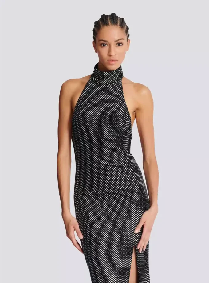Langes Samtkleid mit Strasssteinen und Neckholder Langes Samtkleid mit Strasssteinen und Neckholder