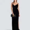 Langes Samtkleid mit verzierten Trägern Langes Samtkleid mit verzierten Trägern