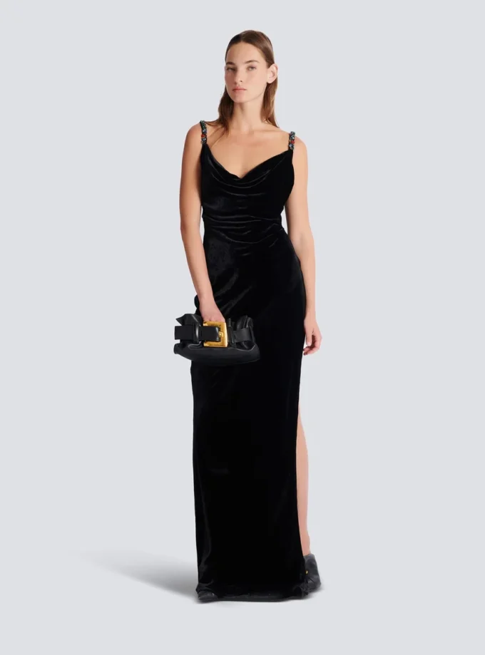 Langes Samtkleid mit verzierten Trägern Langes Samtkleid mit verzierten Trägern