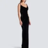Langes Samtkleid mit verzierten Trägern Langes Samtkleid mit verzierten Trägern