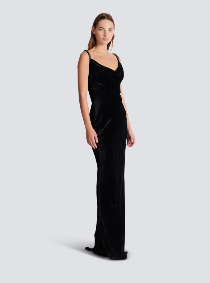 Langes Samtkleid mit verzierten Trägern Langes Samtkleid mit verzierten Trägern