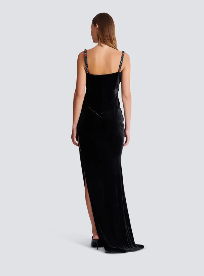 Langes Samtkleid mit verzierten Trägern Langes Samtkleid mit verzierten Trägern
