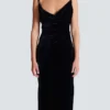 Langes Samtkleid mit verzierten Trägern Langes Samtkleid mit verzierten Trägern