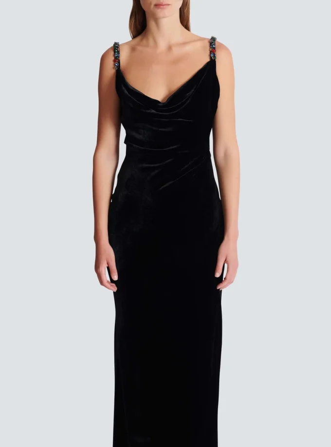 Langes Samtkleid mit verzierten Trägern Langes Samtkleid mit verzierten Trägern