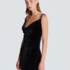 Langes Samtkleid mit verzierten Trägern Langes Samtkleid mit verzierten Trägern