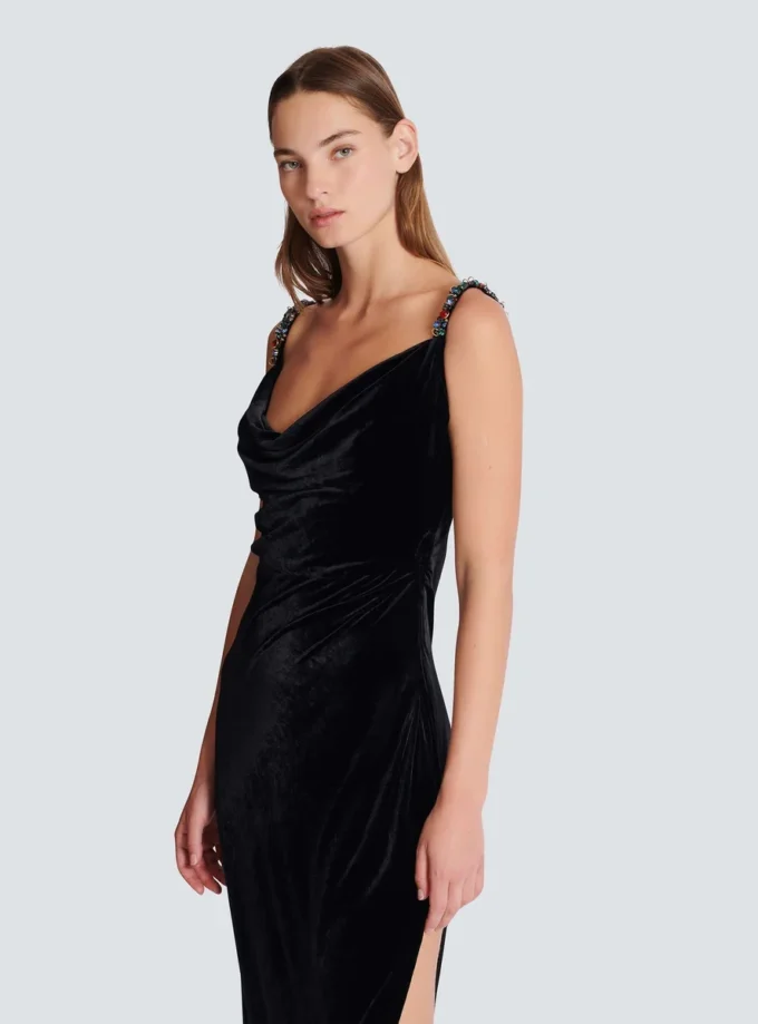 Langes Samtkleid mit verzierten Trägern Langes Samtkleid mit verzierten Trägern