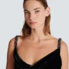 Langes Samtkleid mit verzierten Trägern Langes Samtkleid mit verzierten Trägern