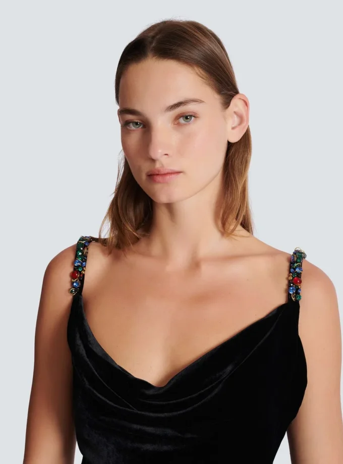 Langes Samtkleid mit verzierten Trägern Langes Samtkleid mit verzierten Trägern