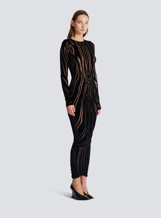 Langes Samtkleid mit Zebradruck Langes Samtkleid mit Zebradruck