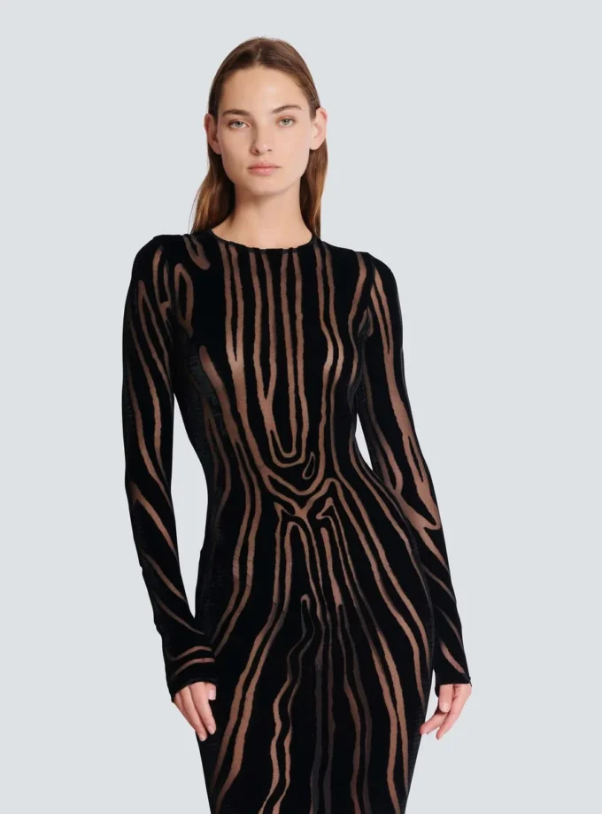 Langes Samtkleid mit Zebradruck Langes Samtkleid mit Zebradruck