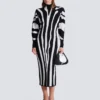 Langes Strickkleid mit Zebra-Intarsien Langes Strickkleid mit Zebra-Intarsien