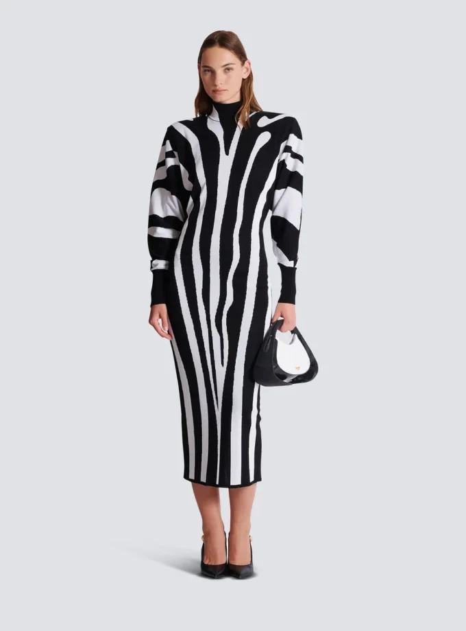 Langes Strickkleid mit Zebra-Intarsien Langes Strickkleid mit Zebra-Intarsien