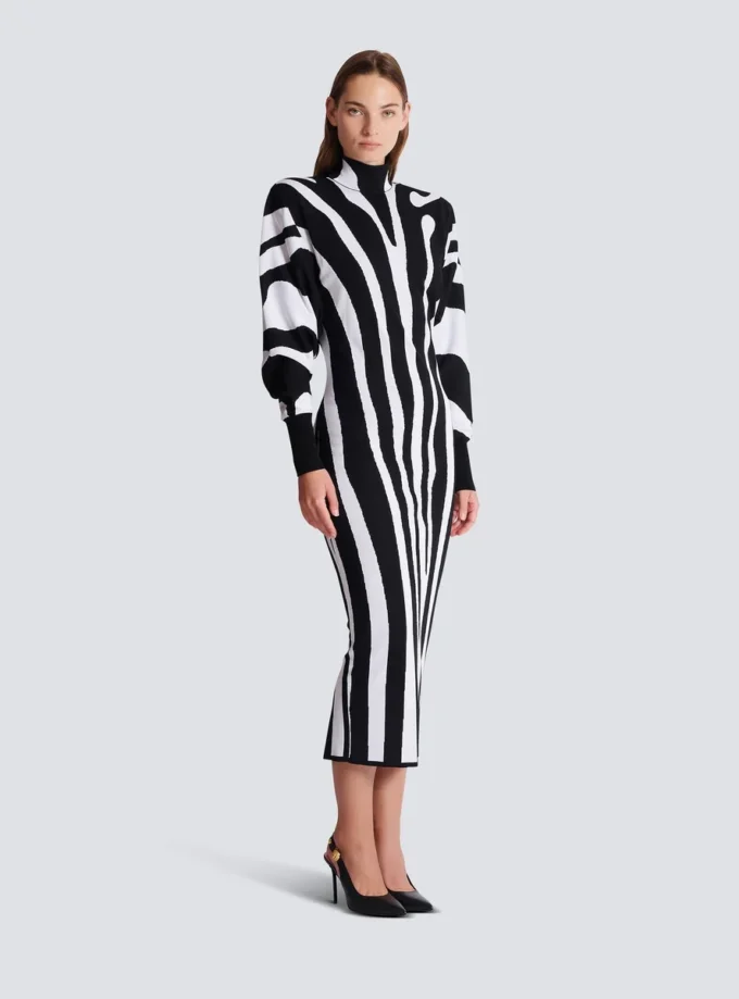 Langes Strickkleid mit Zebra-Intarsien Langes Strickkleid mit Zebra-Intarsien