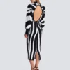 Langes Strickkleid mit Zebra-Intarsien Langes Strickkleid mit Zebra-Intarsien