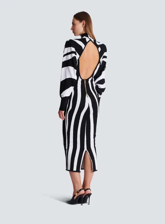 Langes Strickkleid mit Zebra-Intarsien Langes Strickkleid mit Zebra-Intarsien