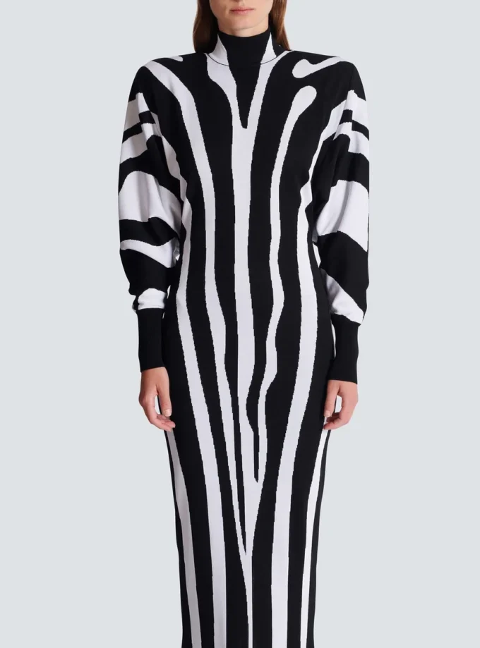 Langes Strickkleid mit Zebra-Intarsien Langes Strickkleid mit Zebra-Intarsien