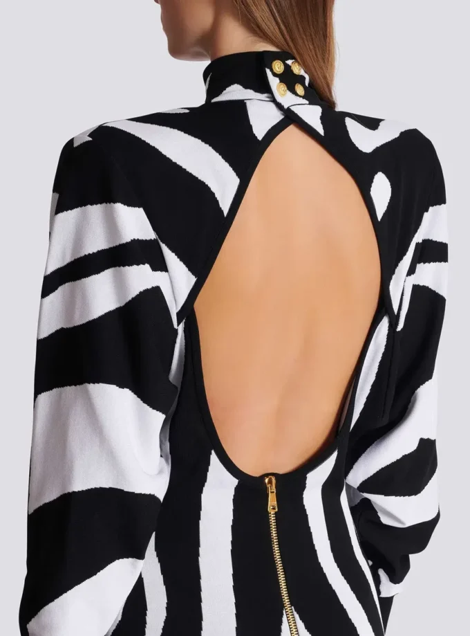 Langes Strickkleid mit Zebra-Intarsien Langes Strickkleid mit Zebra-Intarsien