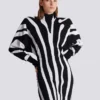 Langes Strickkleid mit Zebra-Intarsien Langes Strickkleid mit Zebra-Intarsien