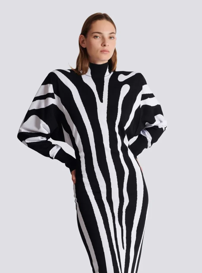 Langes Strickkleid mit Zebra-Intarsien Langes Strickkleid mit Zebra-Intarsien
