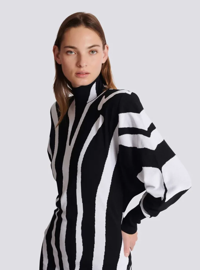 Langes Strickkleid mit Zebra-Intarsien Langes Strickkleid mit Zebra-Intarsien