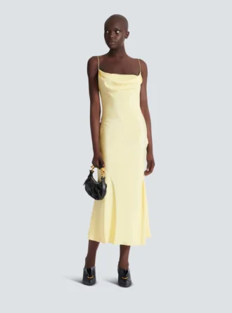 Langes Trägerkleid aus Seidensatin