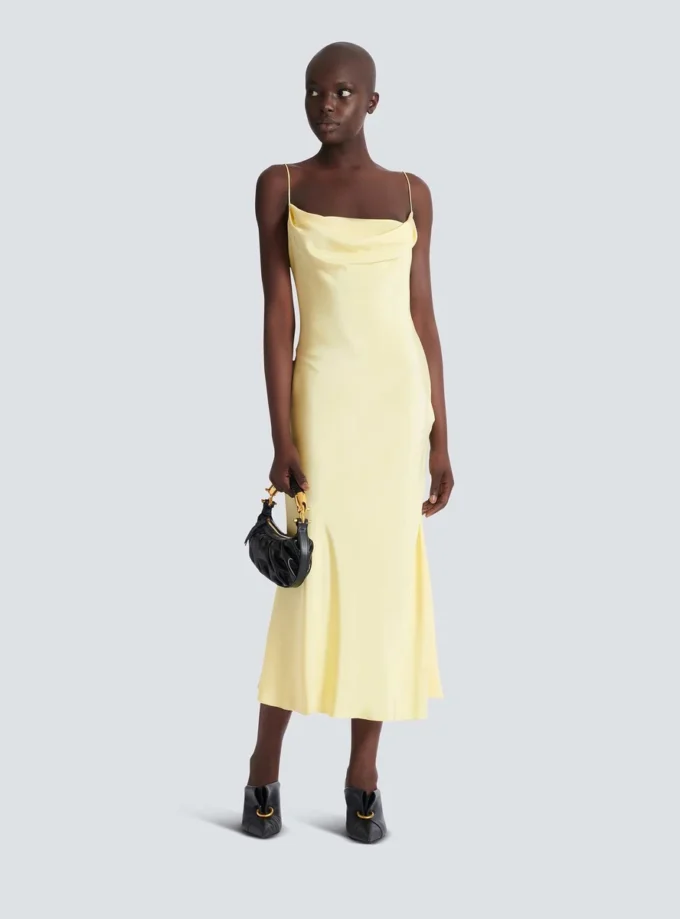 Langes Trägerkleid aus Seidensatin