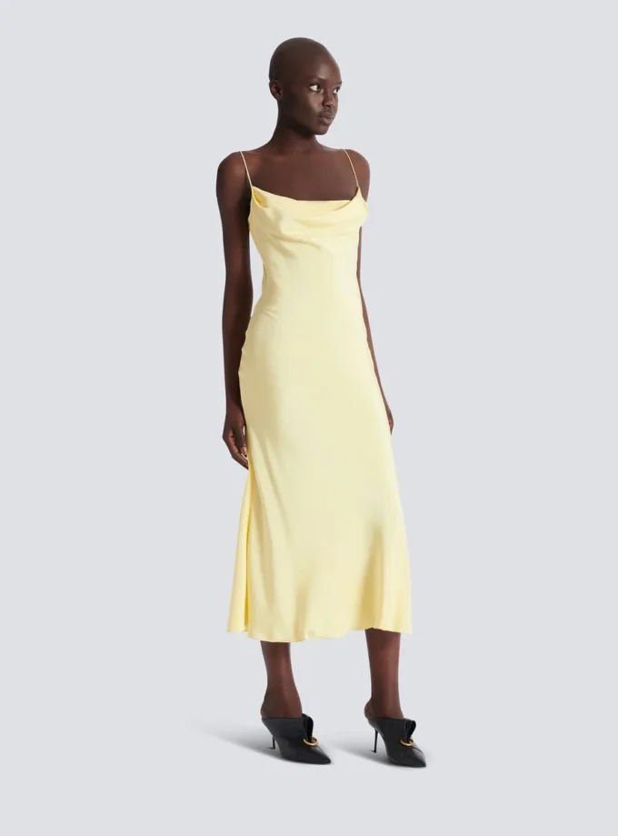 Langes Trägerkleid aus Seidensatin
