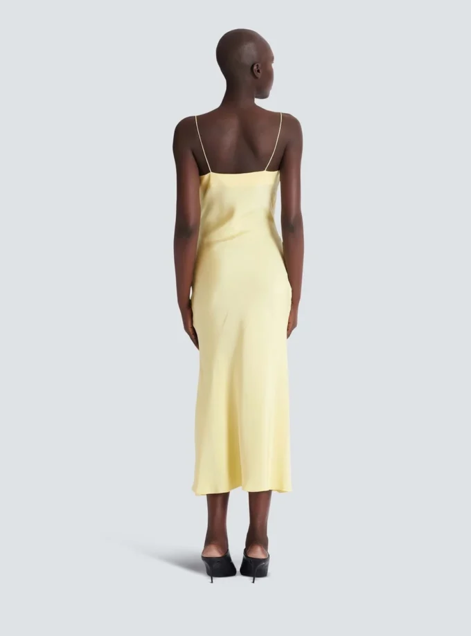 Langes Trägerkleid aus Seidensatin