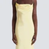 Langes Trägerkleid aus Seidensatin