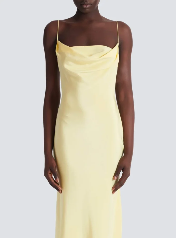 Langes Trägerkleid aus Seidensatin