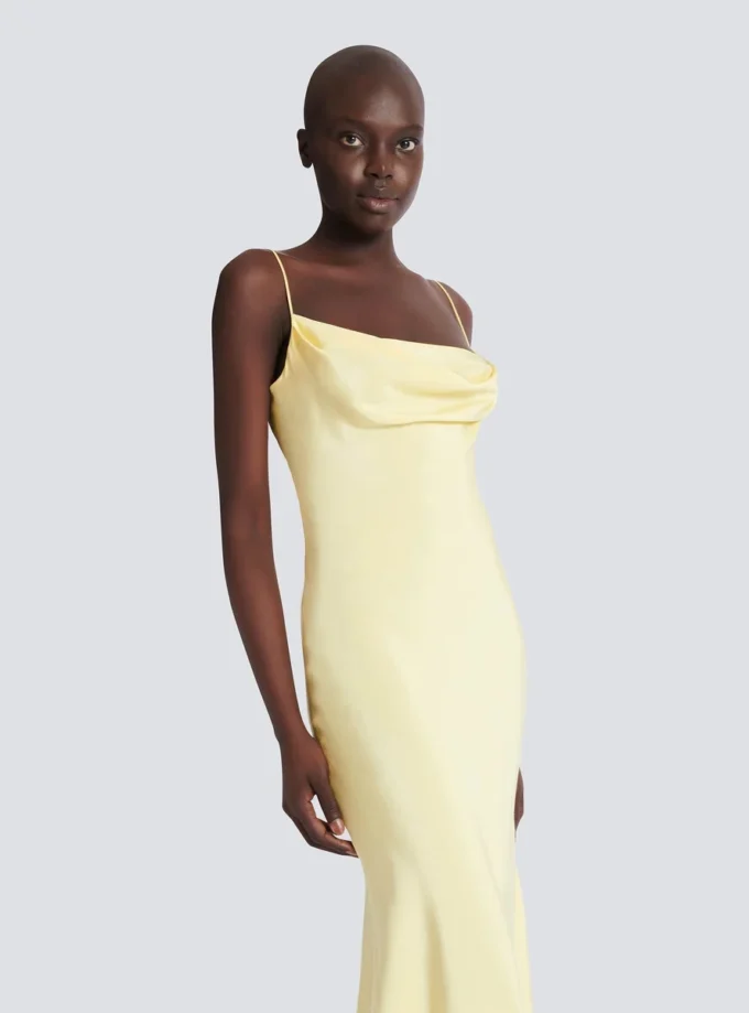 Langes Trägerkleid aus Seidensatin