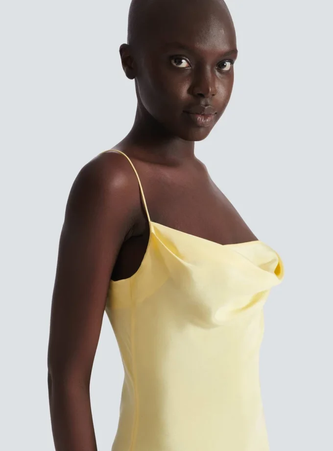 Langes Trägerkleid aus Seidensatin