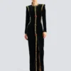 Langes, verziertes Samtkleid Langes, verziertes Samtkleid