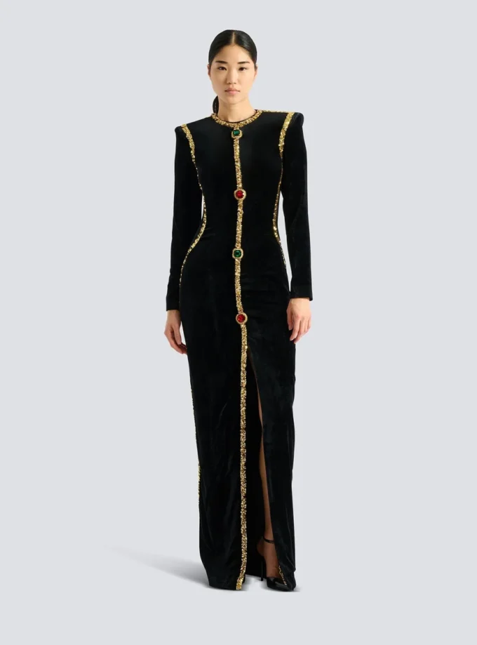 Langes, verziertes Samtkleid Langes, verziertes Samtkleid