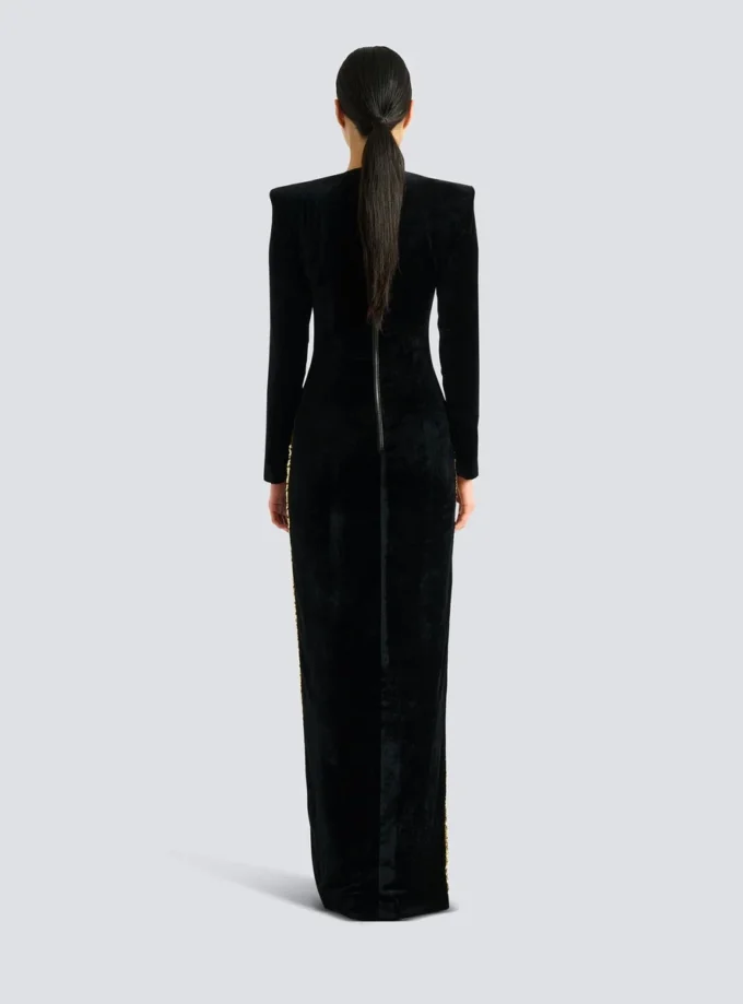 Langes, verziertes Samtkleid Langes, verziertes Samtkleid