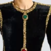 Langes, verziertes Samtkleid Langes, verziertes Samtkleid