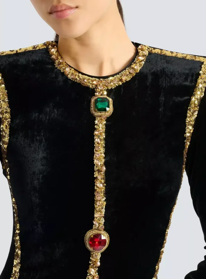 Langes, verziertes Samtkleid Langes, verziertes Samtkleid