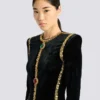 Langes, verziertes Samtkleid Langes, verziertes Samtkleid