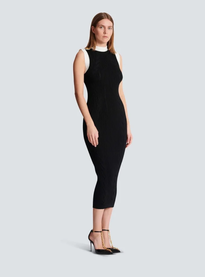 Langes zweifarbiges Kleid mit Zopfmuster Langes zweifarbiges Kleid mit Zopfmuster