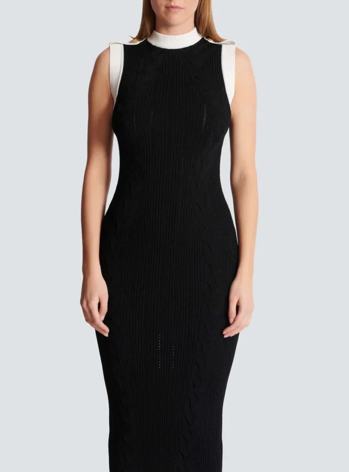 Langes zweifarbiges Kleid mit Zopfmuster Langes zweifarbiges Kleid mit Zopfmuster