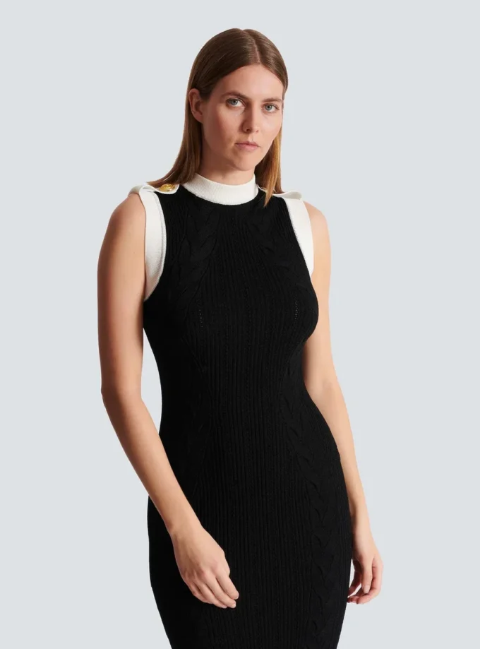 Langes zweifarbiges Kleid mit Zopfmuster Langes zweifarbiges Kleid mit Zopfmuster