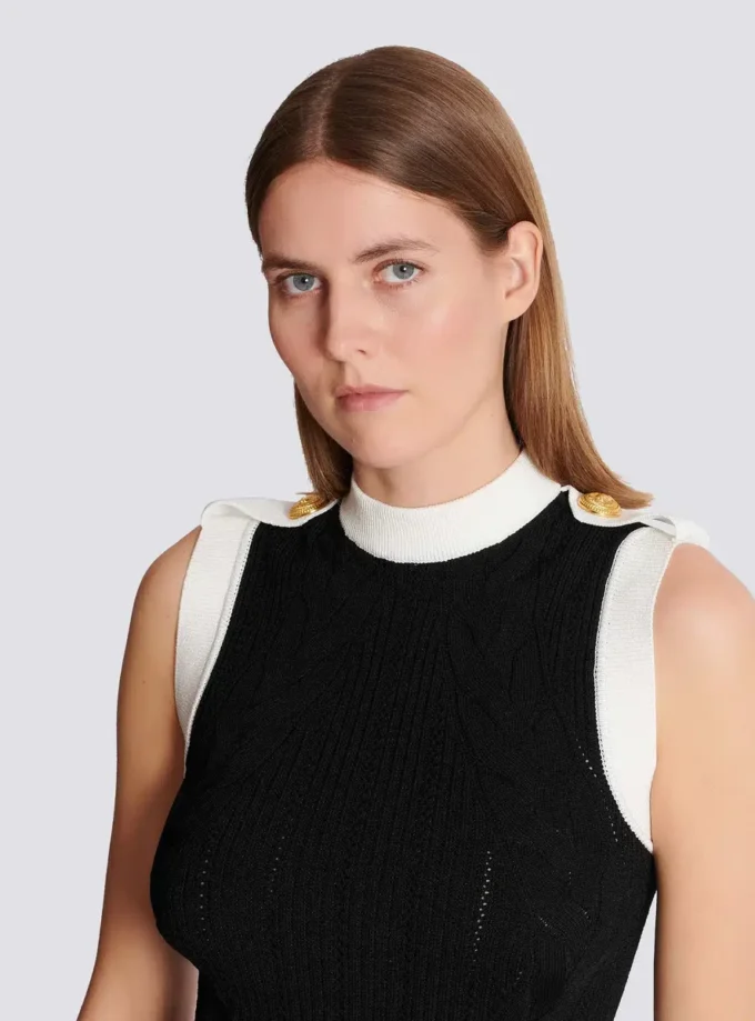 Langes zweifarbiges Kleid mit Zopfmuster Langes zweifarbiges Kleid mit Zopfmuster